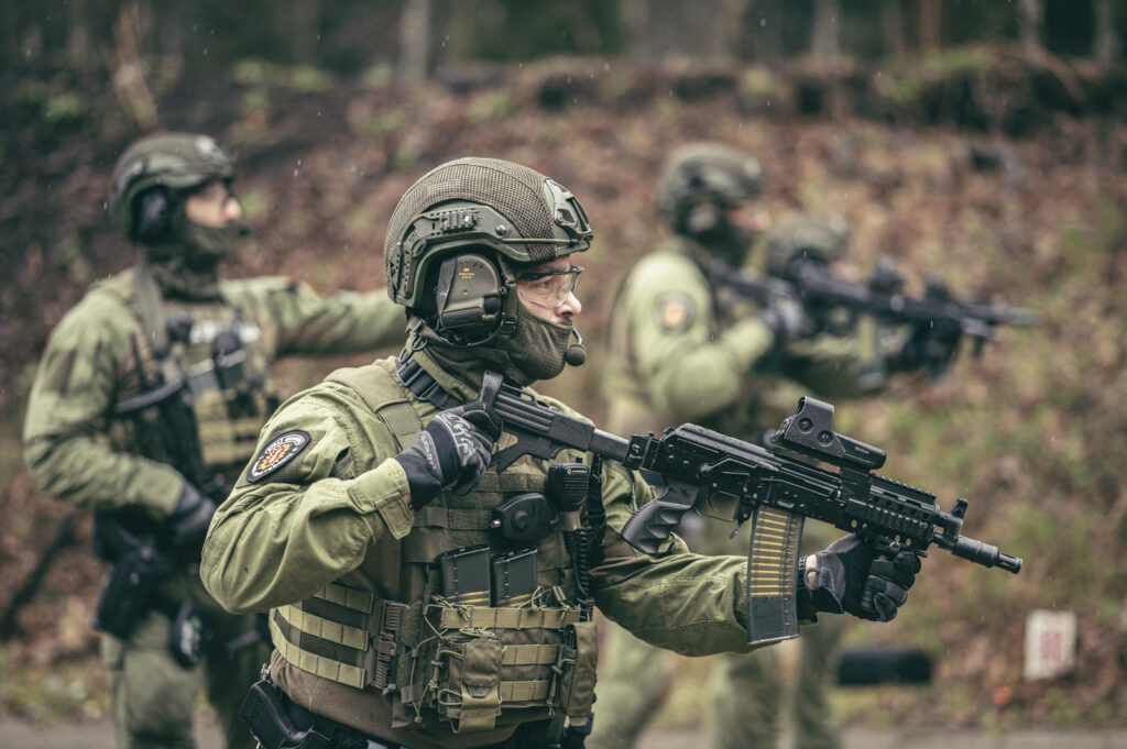 Funkcjonariusze Straży Granicznej w mundurach mają na sobie Plate Carrier Guardian